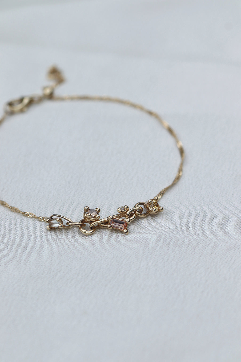 Chain Link Dancing Stone Bracelet